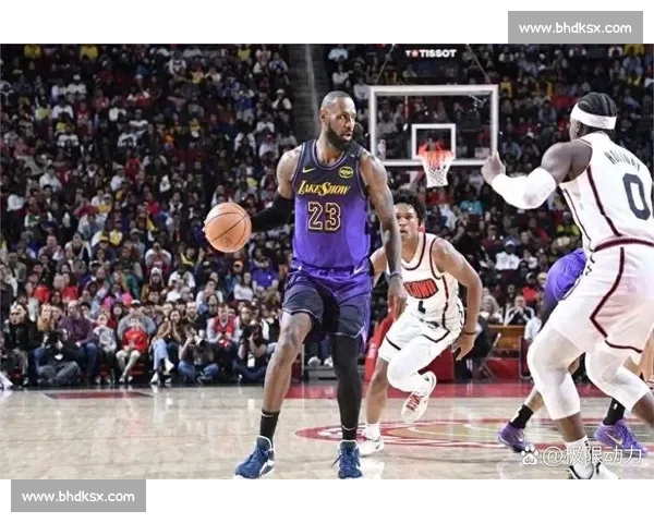 火箭队对阵雷霆队激战正酣 季后赛生死战精彩直播全程回放